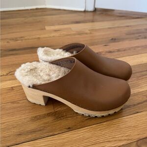 No. 6 Liza clog on mid tread in palomino with shearling size 39